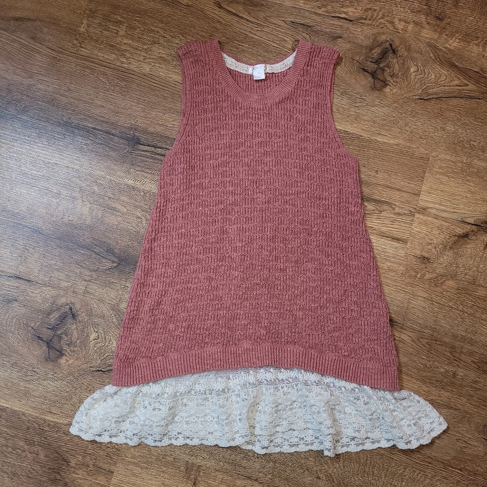 Sleeveless knit top with lace trim